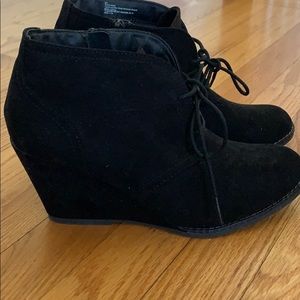 Black heeled boot